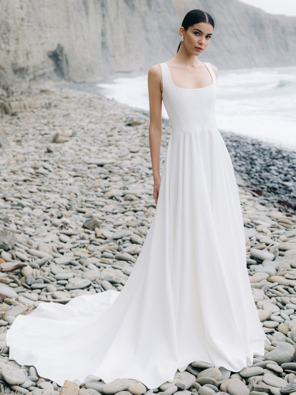 Selene Wedding Dress – Minimalist Elegance with a Modern Touch